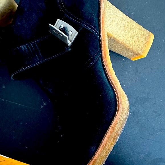 Super cozy and stylish UGG boots with a sturdy heel. Comfortable to walk in - Picture 3 of 3